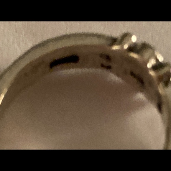 Size 4 silver Ring with intricate design - Picture 4 of 8